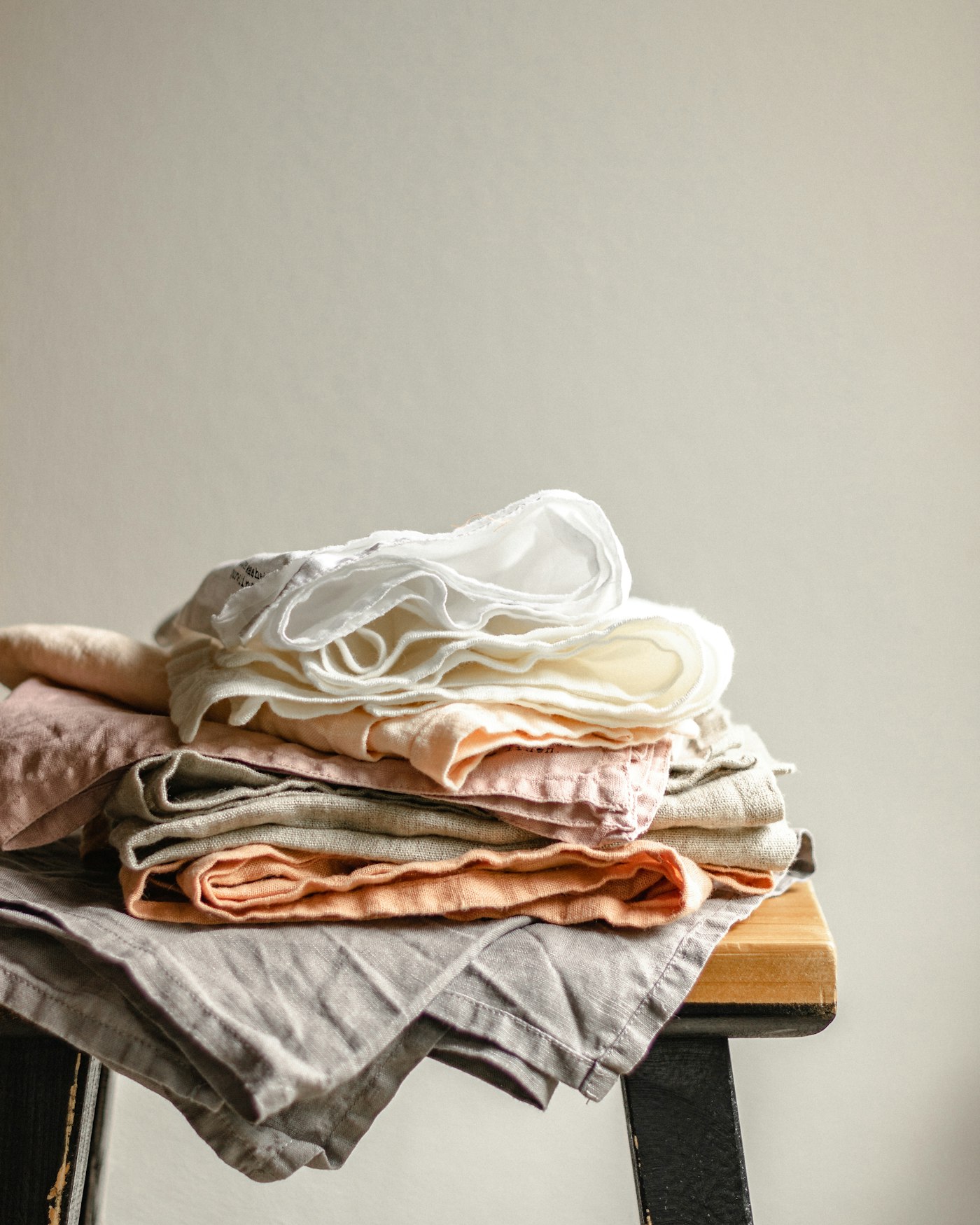 كومة من ملاءات الكتان المطوية بستة ألوان صحراوية